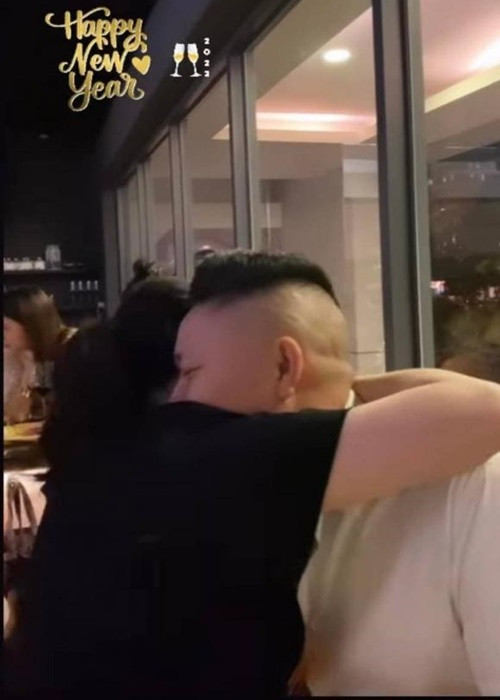 Vợ chồng nữ ca sĩ ôm nhau tình tứ trong khoảnh khắc đón giao thừa năm 2022. Ảnh: FBNV