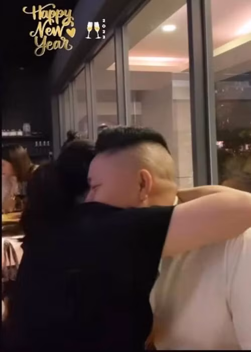 Vợ chồng nữ ca sĩ ôm nhau tình tứ trong khoảnh khắc đón giao thừa năm 2022. Ảnh: FBNV