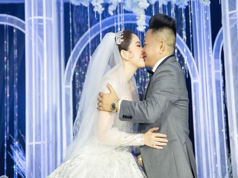 Bảo Thy và doanh nhân Phan Lĩnh làm đám cưới vào năm 2019. Cặp đôi từng trao nhau nụ hôn ngọt ngào trong tiệc cưới. Ảnh: Dân Việt