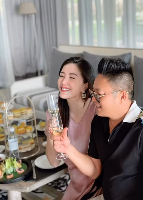 Khoảnh khắc tình tứ của vợ chồng Bảo Thy khiến bao người phải ghen tỵ. Ảnh: FBNV