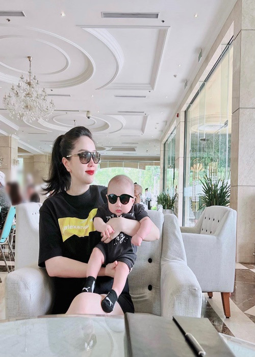 Gần đây, Bảo Thy lần hiếm hoi khoe ảnh rõ mặt con trai. Nữ ca sĩ thông báo sinh quý tử vào tháng 11/2021. Ảnh: FBNV