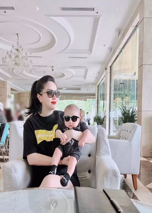 Gần đây, Bảo Thy lần hiếm hoi khoe ảnh rõ mặt con trai. Nữ ca sĩ thông báo sinh quý tử vào tháng 11/2021. Ảnh: FBNV