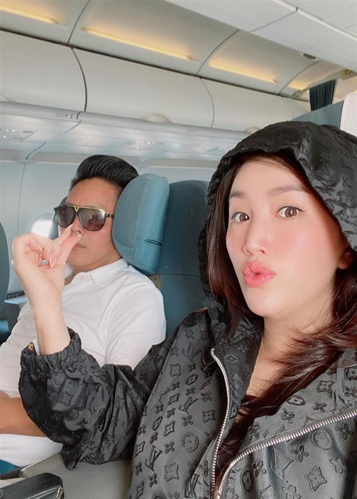 Bảo Thy đăng ảnh trêu đùa ông xã đại gia. Ảnh: FBNV