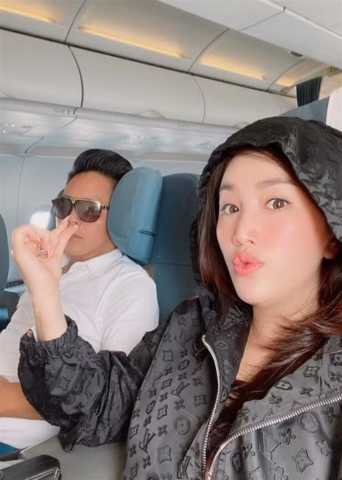 Bảo Thy đăng ảnh trêu đùa ông xã đại gia. Ảnh: FBNV