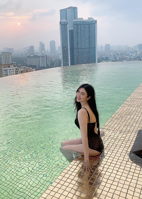 Ngoài đời, nữ diễn viên phim "Bão ngầm" theo đuổi phong cách gợi cảm.