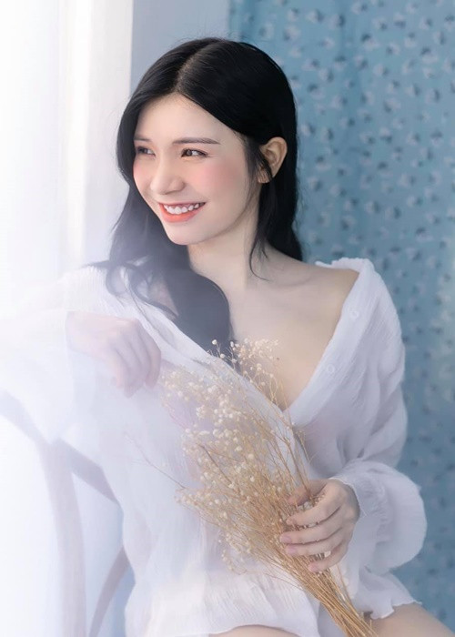 Sở hữu gương mặt xinh đẹp, thân hình quyến rũ và làn da trắng nõn, Thanh Bi tự tin mặc táo bạo.