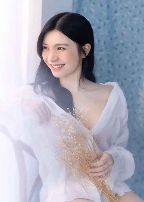 Sở hữu gương mặt xinh đẹp, thân hình quyến rũ và làn da trắng nõn, Thanh Bi tự tin mặc táo bạo.