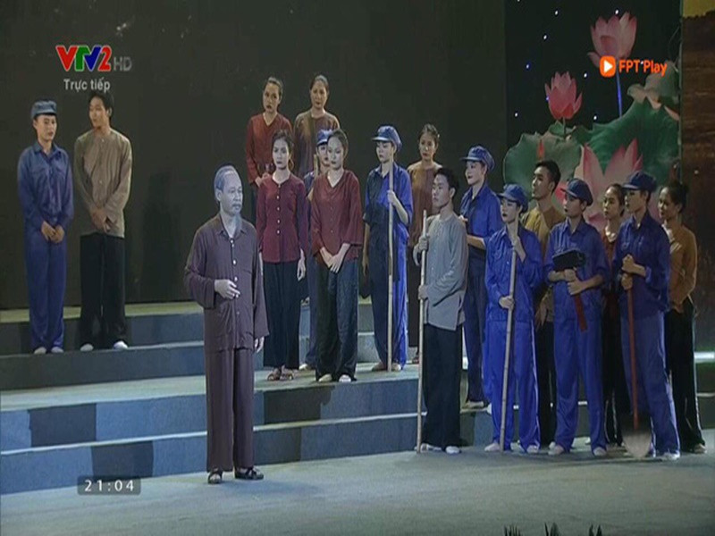 Năm 2013, nghệ sĩ Tiến Hợi được sách “Kỷ lục Guinness Việt Nam” xác nhận là “Nghệ sĩ thể hiện thành công vai Bác Hồ trong nhiều thể loại nhất”. Ảnh: Thời đại plus