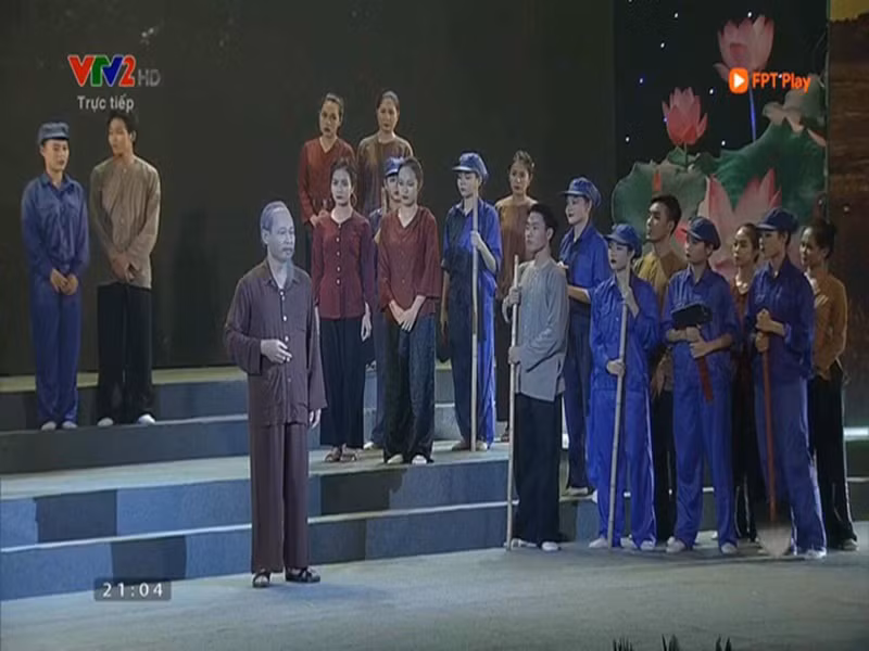 Năm 2013, nghệ sĩ Tiến Hợi được sách “Kỷ lục Guinness Việt Nam” xác nhận là “Nghệ sĩ thể hiện thành công vai Bác Hồ trong nhiều thể loại nhất”. Ảnh: Thời đại plus