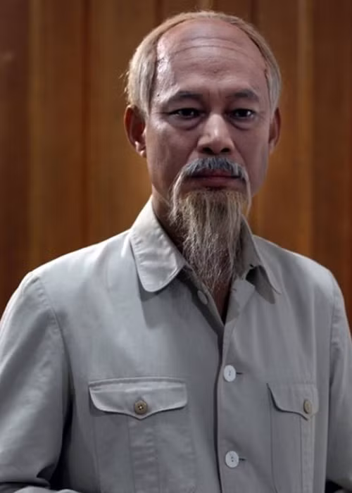 Lần đầu tiên nghệ sĩ Tiến Hợi đóng vai Bác Hồ là vào năm 1987, khi đang công tác tại Đoàn Kịch Trường Sơn thuộc Đoàn Nghệ thuật Quân khu 2, ông tham gia vở kịch “Đêm trắng”. Ảnh: Zing