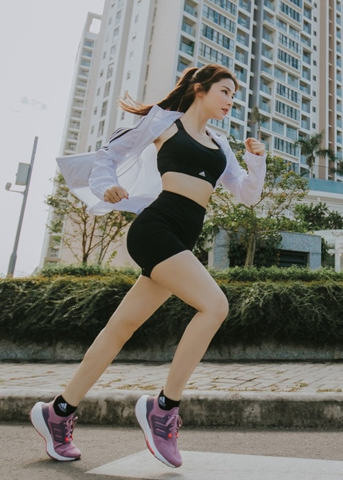 Cô từng chạy bộ 10 km quanh hồ Hồ Xuân Hương tại Đà Lạt.