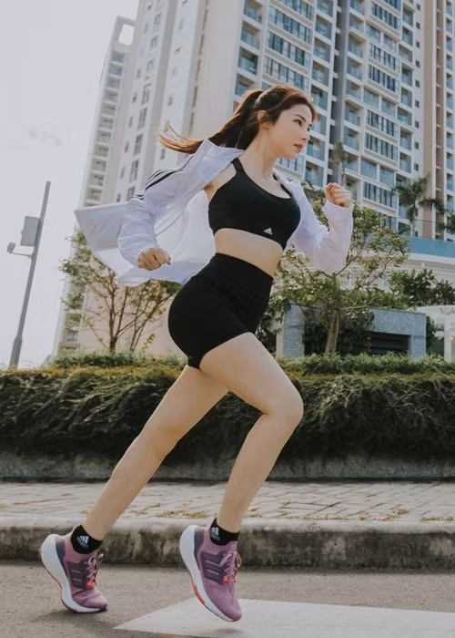 Cô từng chạy bộ 10 km quanh hồ Hồ Xuân Hương tại Đà Lạt.