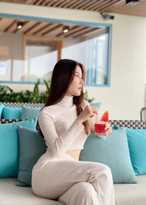 Diễm My 9x còn nhảy dây giúp giảm mỡ toàn thân.