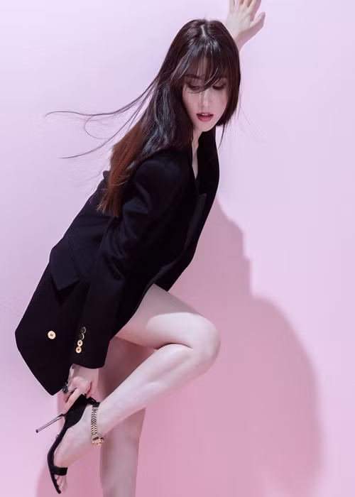 Cân nặng của Diễm My duy trì ở khoảng 50-54 kg.