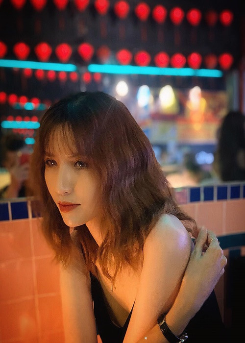 Hồng Xuân từng chia sẻ, gương mặt qua dao kéo của cô chưa hoàn hảo nhưng cô không phải là người nghiện thẩm mỹ vì thế chân dài này sẽ không chỉnh sửa thêm. Ảnh: FBNV