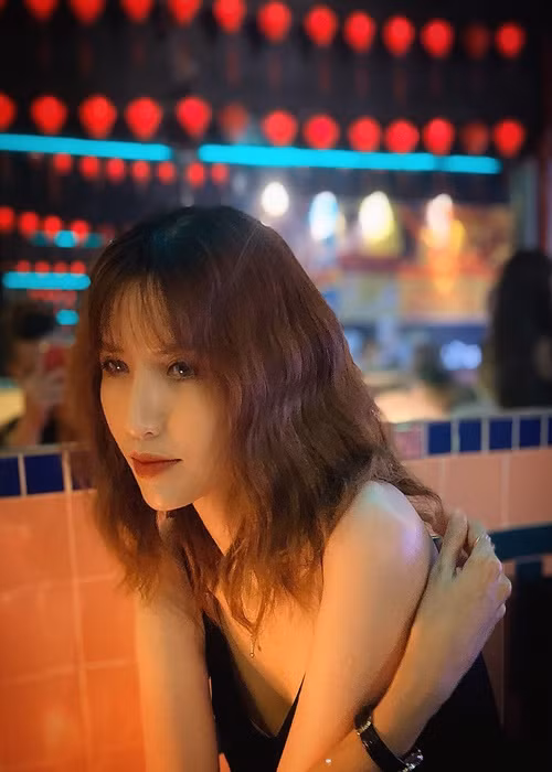 Hồng Xuân từng chia sẻ, gương mặt qua dao kéo của cô chưa hoàn hảo nhưng cô không phải là người nghiện thẩm mỹ vì thế chân dài này sẽ không chỉnh sửa thêm. Ảnh: FBNV