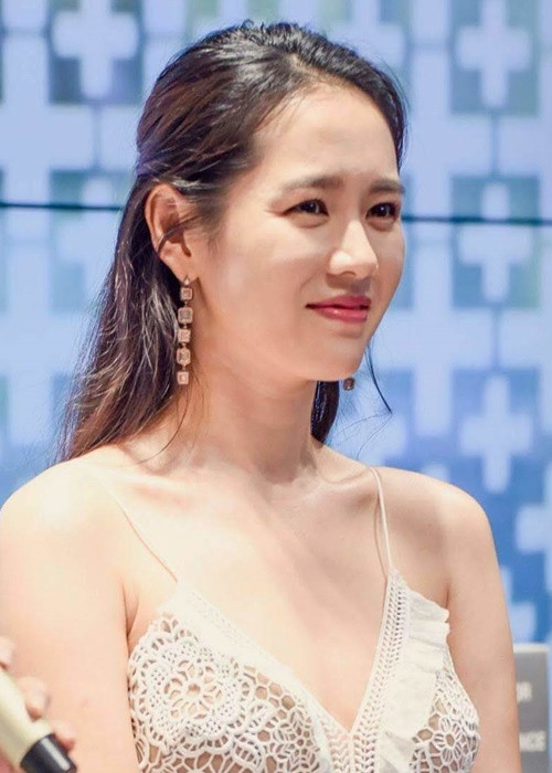 Sự thân thiện và dễ tính của Son Ye Jin có lẽ giúp cô chiếm được cảm tình của Hyun Bin. Khi tham gia phim “Cuộc đàm phán sinh tử”, Hyun Bin chia sẻ, anh tin rằng anh và Son Ye Jin sẽ khó hòa hợp vì sự nhạy cảm của cả hai nhưng hóa ra những lo ngại ấy của anh là không cần thiết vì Son Ye Jin rất thân thiện và dễ tính. Ảnh: Vietnamnet