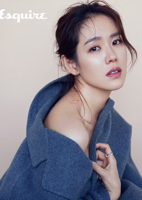 Jung Hae In - bạn diễn của Son Ye Jin trong "Chị đẹp mua cơm ngon cho tôi" từng hết lời khen ngợi sự thân thiện của đàn chị. "Son Ye Jin có rất nhiều điểm thu hút và tôi nghĩ tính thân thiện chính là nét duyên lớn nhất của chị ấy", Jung Hae In nói. Ảnh: Esquire