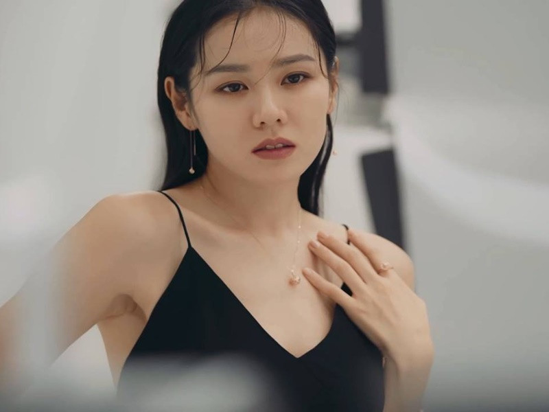 Son Ye Jin không chỉ xinh đẹp mà còn giàu có. Theo Hankook Ilbo đưa tin vào tháng 12/2021, cô là một trong những diễn viên nữ có thu nhập đóng phim cao nhất. Hankook Ilbo cho hay, Son Ye Jin được trả hơn 100 triệu won cho mỗi tập phim. Ảnh: Esquire