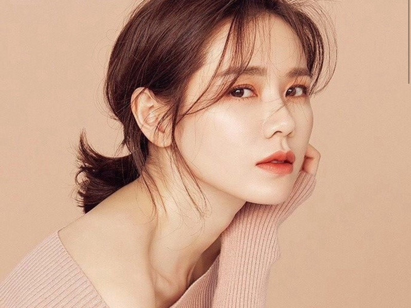 Nữ diễn viên sinh năm 1982 sở hữu vẻ đẹp dịu dàng, man mác buồn. Gương mặt của cô là tổng hòa của vẻ đẹp. Son Ye Jin đẹp từ ánh mắt biết cười, khuôn miệng duyên dáng, sống mũi thanh tú. Ảnh: Zing