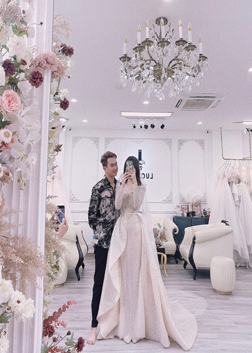 Anh Tuấn dính như sam bên nửa kia trong buổi thử trang phục. Ảnh: Dân Việt