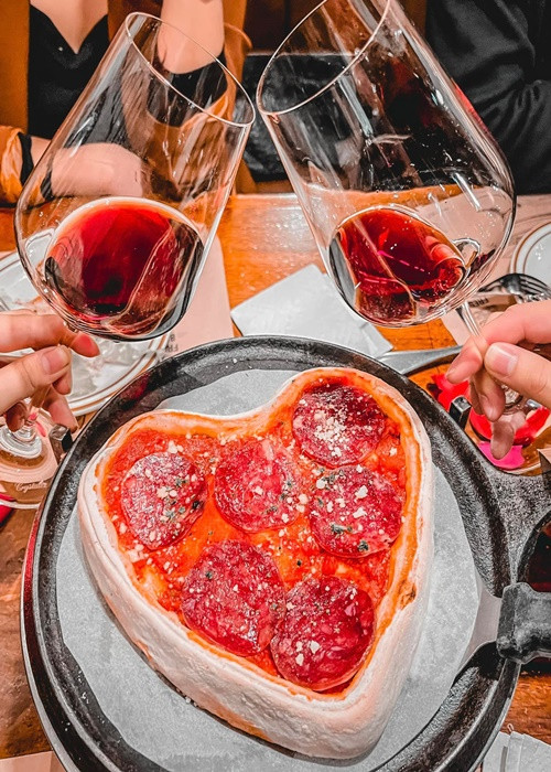 Nam diễn viên dành lời ngọt ngào cho vợ sắp cưới: "Cũng được tặng quà Valentine nè. Cám ơn em vì đã đến bên anh". Ảnh: FBNV