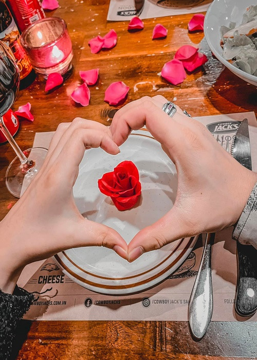 Trong cuộc phỏng vấn với Dân Việt mới đây, Lâm Diễm Quỳnh cho biết, cô và Anh Tuấn tình cờ quen biết trong một lần hợp tác làm việc. Sau hơn 1 năm yêu nhau, cả hai quyết định kết hôn. Ảnh: FBNV