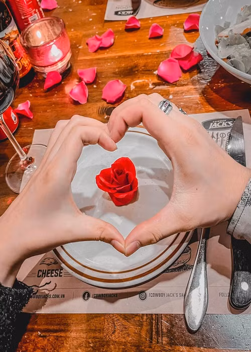 Trong cuộc phỏng vấn với Dân Việt mới đây, Lâm Diễm Quỳnh cho biết, cô và Anh Tuấn tình cờ quen biết trong một lần hợp tác làm việc. Sau hơn 1 năm yêu nhau, cả hai quyết định kết hôn. Ảnh: FBNV