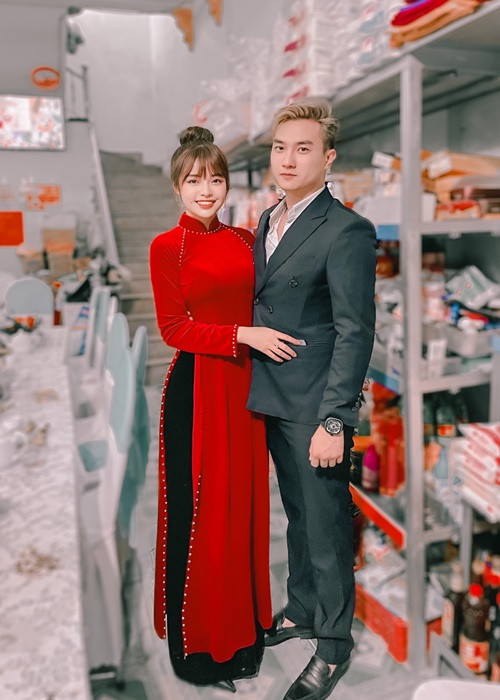 Vào mùng 5 Tết vừa qua, Anh Tuấn và Lâm Diễm Quỳnh tổ chức đám hỏi. Nửa kia của nam diễn viên phim "Phố trong làng" sinh năm 2001, kém Anh Tuấn 11 tuổi. Cô hiện tại làm chuyên viên trang điểm. Ảnh: FBNV