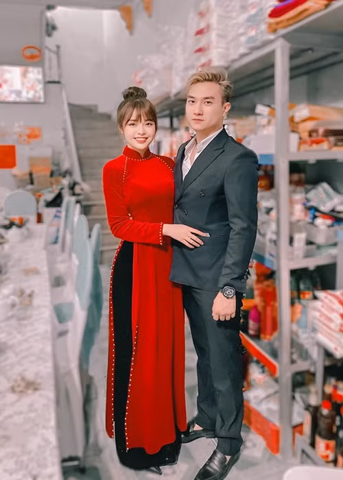 Vào mùng 5 Tết vừa qua, Anh Tuấn và Lâm Diễm Quỳnh tổ chức đám hỏi. Nửa kia của nam diễn viên phim "Phố trong làng" sinh năm 2001, kém Anh Tuấn 11 tuổi. Cô hiện tại làm chuyên viên trang điểm. Ảnh: FBNV