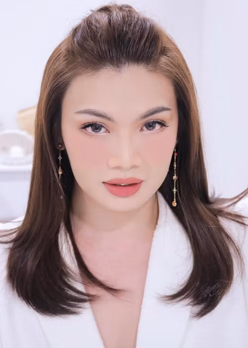 Đào Bá Lộc từng khoe bản thân được bạn trai hết mực quan tâm, yêu chiều như thường xuyên chủ động tặng quà, hết lòng hỗ trợ trong công việc. Ảnh: FBNV