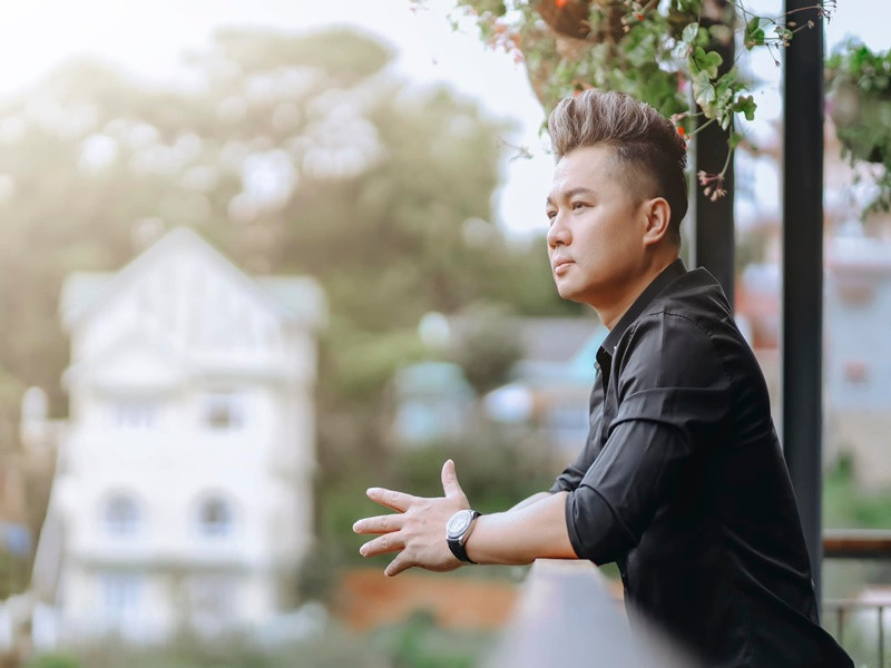 Hồi tháng 12/2021, nam ca sĩ xác nhận có tình mới. Bạn gái của Lâm Vũ là doanh nhân, không liên quan đến công việc giải trí. Lâm Vũ không công khai chân dung tình mới vì muốn đảm bảo sự riêng tư. “Thời điểm này tôi hạnh phúc, tôi sống lạc quan vui vẻ với những người mình yêu thương và cân bằng được kinh tế”, nam ca sĩ chia sẻ trên Dân Việt. Ảnh: FBNV