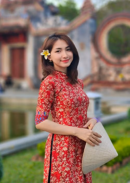 Nhiều sao Việt gửi lời động viên Hòa Minzy khi mối tình gần 5 năm của cô kết thúc.