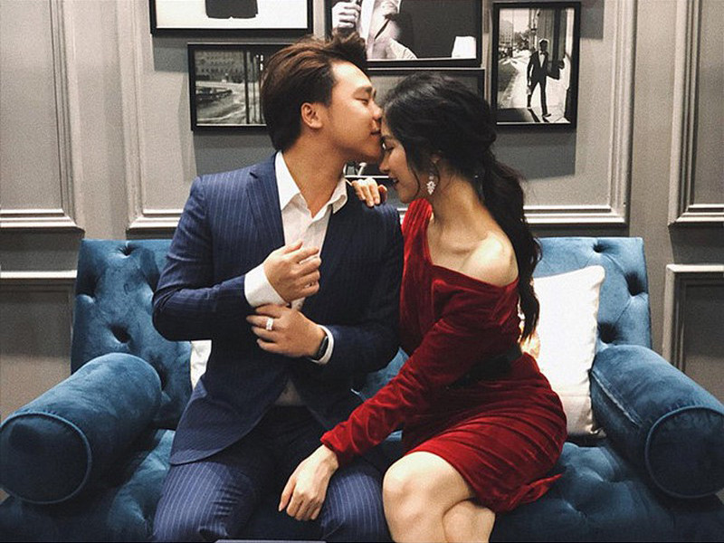 Nhiều tháng qua, doanh nhân Minh Hải sang Australia công tác. Hòa Minzy cùng con trai ở Việt Nam.