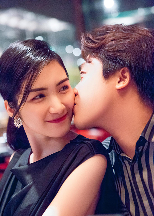 Một trong số nhiều khoảnh khắc tình bể tình của Hòa Minzy và nửa kia.