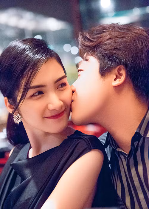 Một trong số nhiều khoảnh khắc tình bể tình của Hòa Minzy và nửa kia.