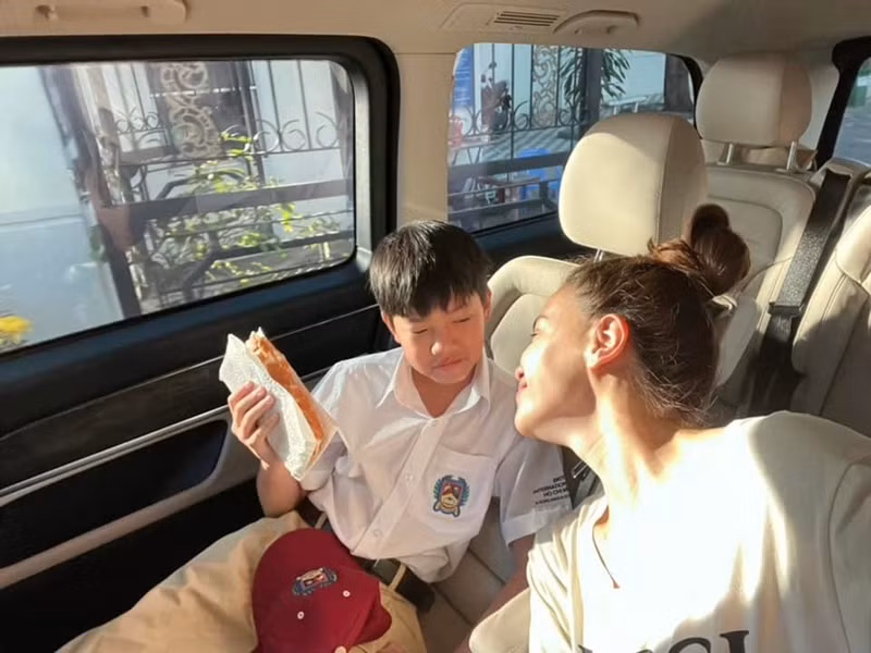 Sáng sớm ngày 14/2, Hồ Ngọc Hà đưa con trai Subeo đến trường.