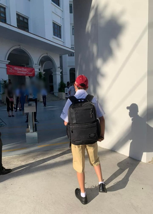 “Hot boy lớp 7 ngày đầu đến trường sau một thời gian dài học online”, Cường Đô la viết.