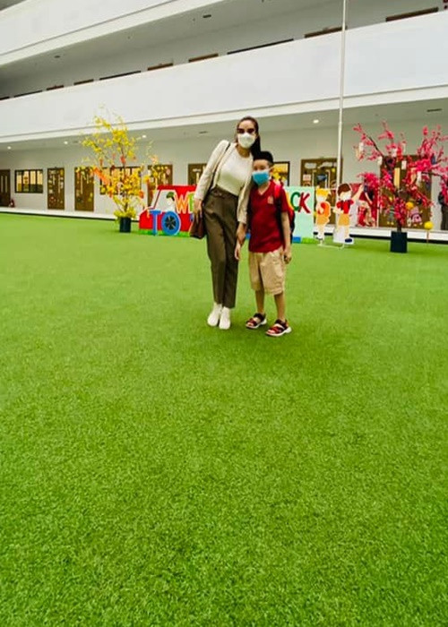 Vy Oanh đưa hai con đến trường.