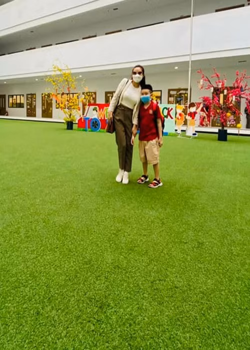 Vy Oanh đưa hai con đến trường.