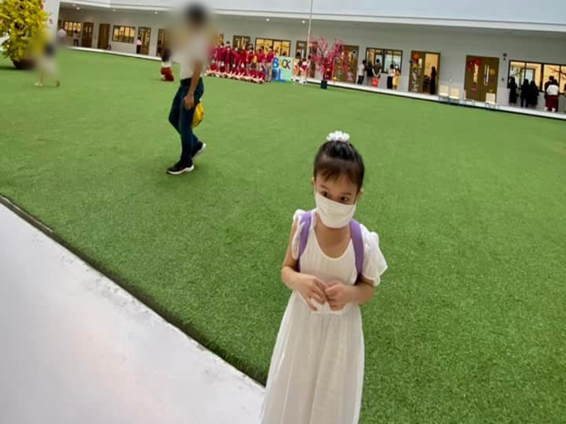 Con gái của Vy Oanh không muốn vào lớp nên Vy Oanh lại đưa con gái về nhà.