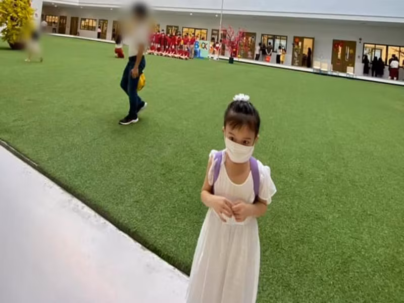 Con gái của Vy Oanh không muốn vào lớp nên Vy Oanh lại đưa con gái về nhà.