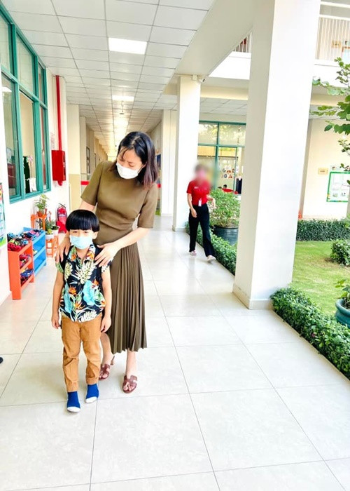 Ngọc Lan dẫn con trai vào lớp học.