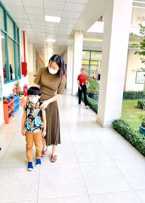 Ngọc Lan dẫn con trai vào lớp học.