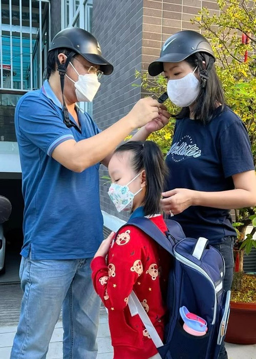 Vợ chồng Trịnh Kim Chi cũng đưa con gái đến trường.