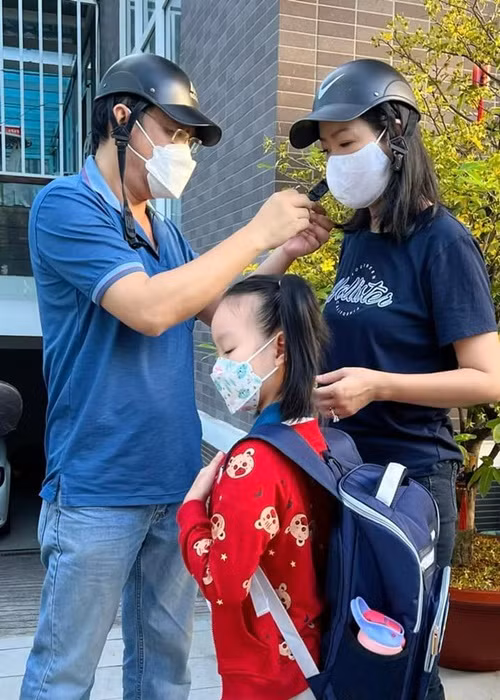 Vợ chồng Trịnh Kim Chi cũng đưa con gái đến trường.