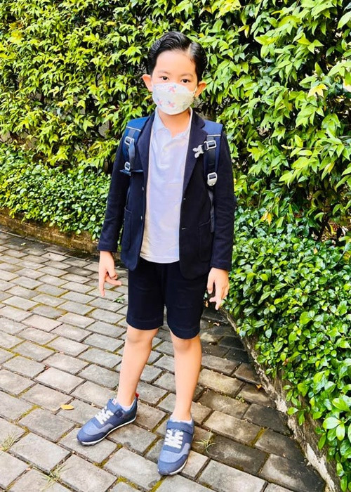 Khánh Thi chia sẻ tâm trạng của con trai đang học lớp 1 khi đến trường. "Ngày đầu tiên bước vào ngôi trường mới , mặt ông nghệt ra, tay cứng đơ. Đưa con bước qua cửa trường vào lớp tự dưng mẹ Thi rưng rưng nghèn nghẹn khó tả. Kubi cao gần bằng ba", Khánh Thi viết.