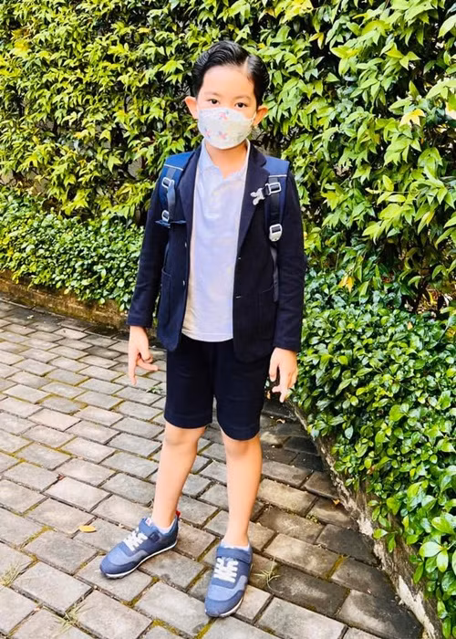 Khánh Thi chia sẻ tâm trạng của con trai đang học lớp 1 khi đến trường. "Ngày đầu tiên bước vào ngôi trường mới , mặt ông nghệt ra, tay cứng đơ. Đưa con bước qua cửa trường vào lớp tự dưng mẹ Thi rưng rưng nghèn nghẹn khó tả. Kubi cao gần bằng ba", Khánh Thi viết.