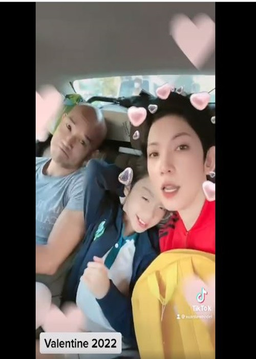 Vợ chồng Xuân Lan đưa bé Thỏ đến trường sau 10 tháng học online. “Hỡi các phụ huynh, hãy chúc mừng các con được đi học và chúc mừng chúng ta được tự do. Tụi nó bớt ôm máy tính, điện thoại là ba mẹ mừng rồi. Tụi nó có bạn bè thầy cô trường lớp rồi”, Xuân Lan bày tỏ.