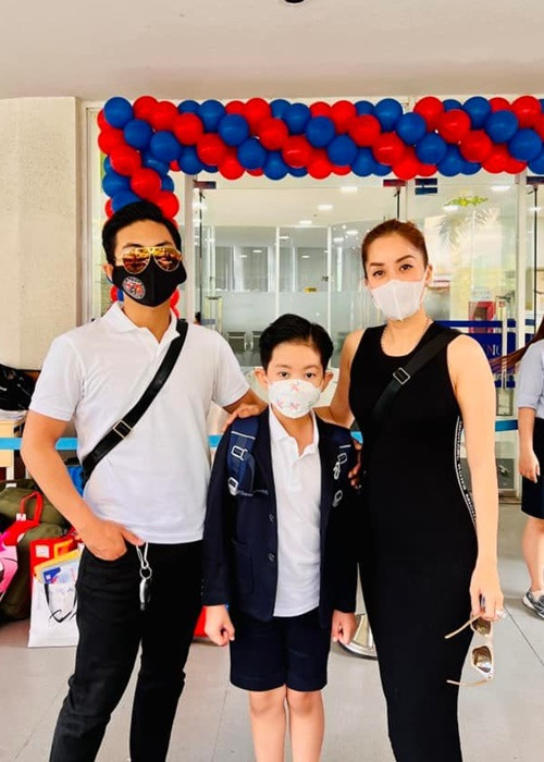 Vợ chồng Khánh Thi - Phan Hiển đưa con trai Kubi đến trường.